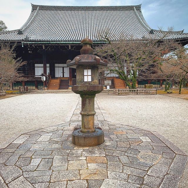 京都　女性救済を願う、うなずきの阿弥陀