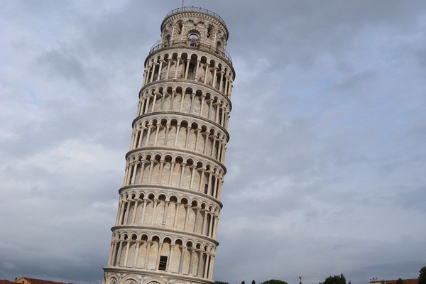 イタリア、ピサです。 ピサの斜塔が有名なので観光で訪れている