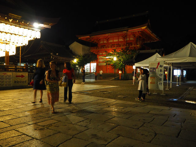 真っ赤な門の「八坂神社」