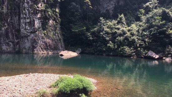 一路上山路蜿蜒崎嶇，都是石頭牆砌的牆，的確比較原始，符合古村