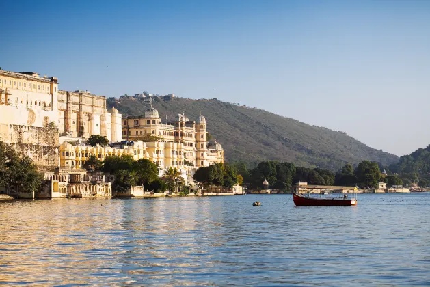 Flights from Mumbai to Udaipur