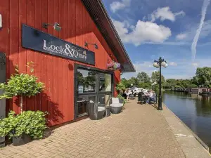 Lock & Quay Bar & Restaurant