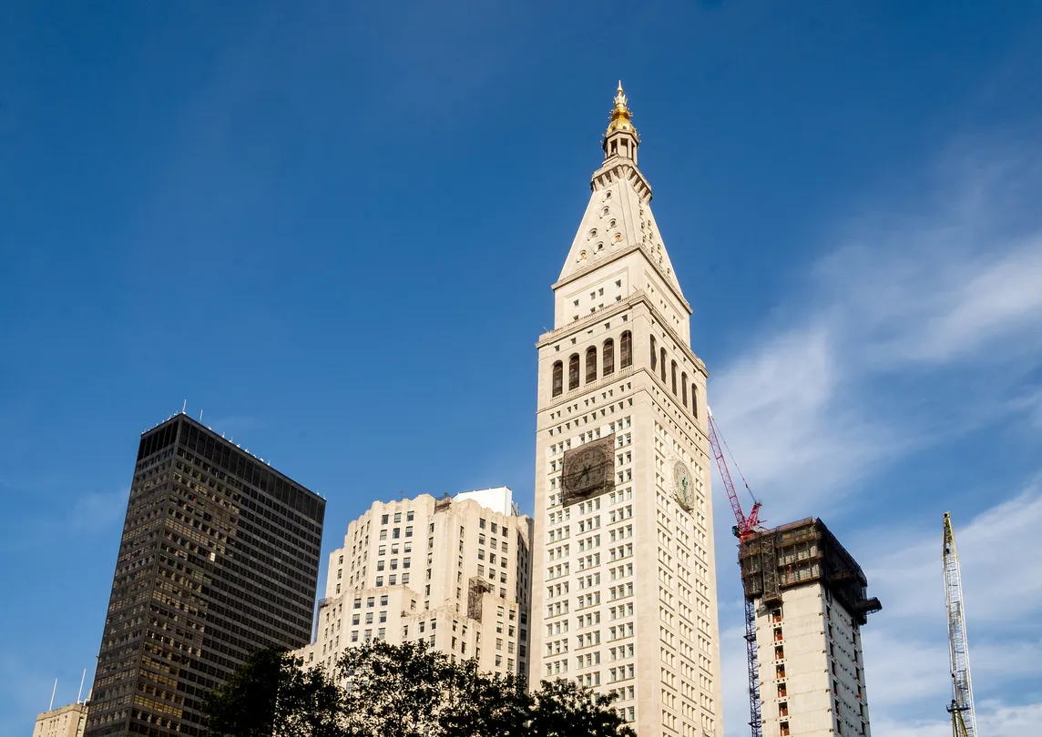 1_Tower Life Building
