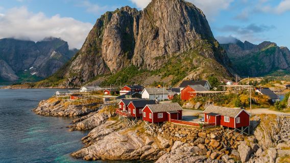 Hamnoy Viewpoint and Parking