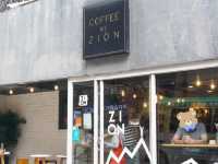 港島輕工業風格咖啡店 - Coffee by Zion