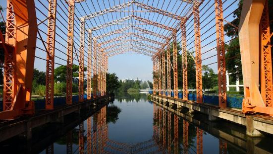 在原来的粤江船厂上改造而成的河滨绿地，相当于上海的滨江绿地。