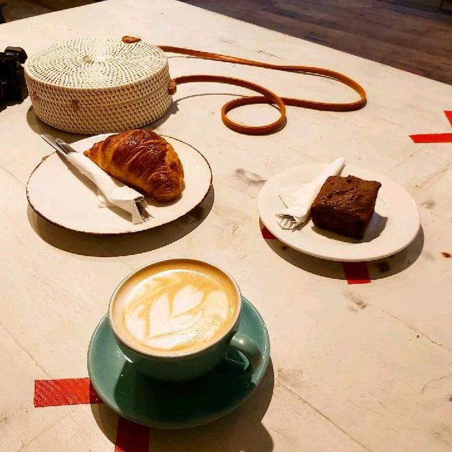 Small green coffee shop, Darling Habit