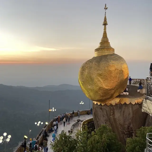 พระธาตุอินทร์แขวน พม่า