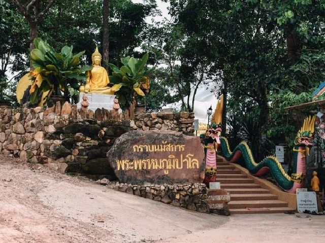 เดินบันไดไปไหว้พระที่ภูสิงห์ จ.กาฬสินธุ์