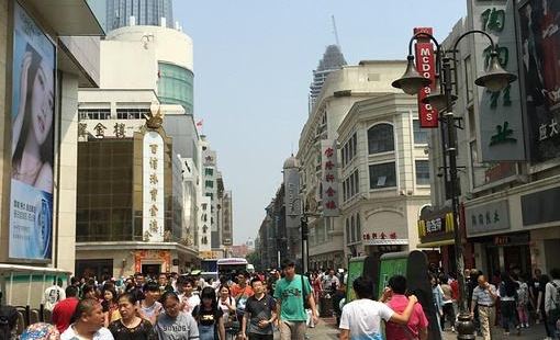 滨江道是天津市最为繁华的商业步行街，汇集了天津市商业、餐饮业