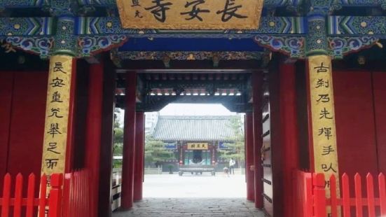 古語云，現有長安寺，後有瀋陽城，可以想象當年的規模，院內的碑