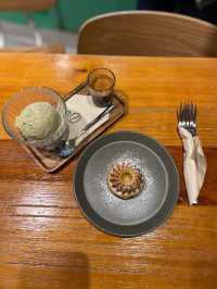 於高街半山腰有間綠色明亮既CAFE.