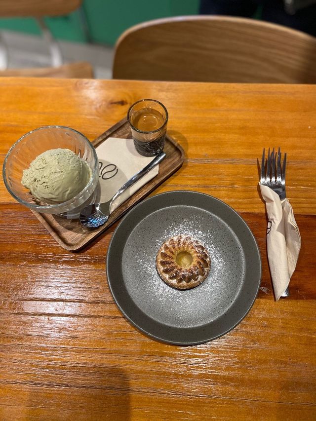 於高街半山腰有間綠色明亮既CAFE.
