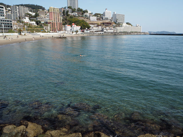 近くで温泉も楽しめる、熱海サンビーチ