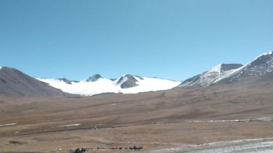 唐古拉山位于西藏自治区和青海省交界处，唐古拉山的主峰各拉丹冬