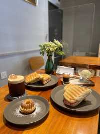 於高街半山腰有間綠色明亮既CAFE.