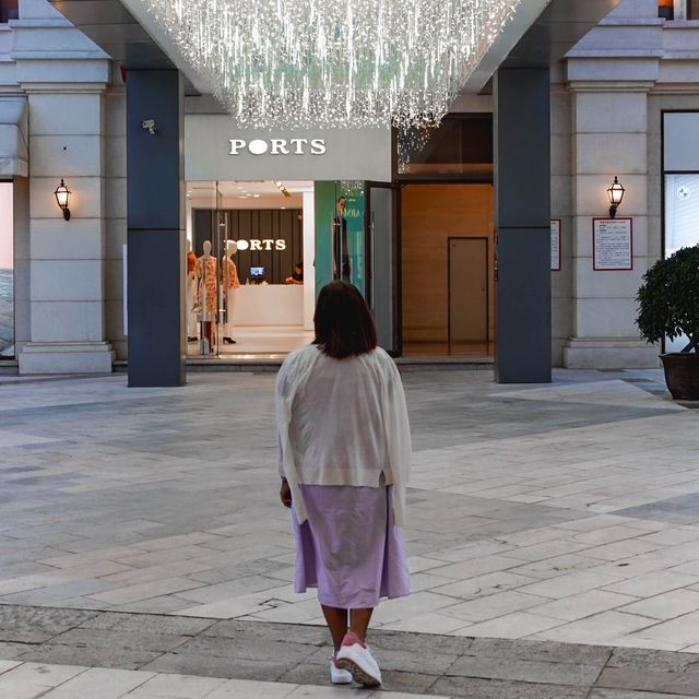 1903: An ambient outlet mall