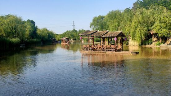 沙河湿地公园：又叫周至水街，是周至县城南依托沙河而建的滨河式