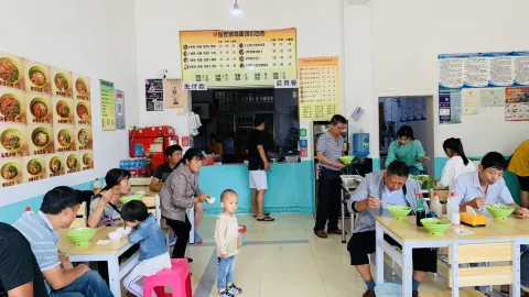 老字号张家辣鸡面馆(罗平总店) in 羅平