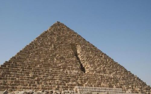 孟卡拉金字塔是一座很典型的大金字塔，整个金字塔看起来非常的有