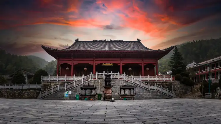 Hotels near Fangguang Temple