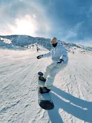 青格里狼山滑雪場