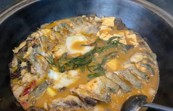 灶台魚木火鐵鍋燉魚