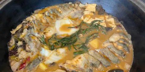 灶台魚木火鐵鍋燉魚