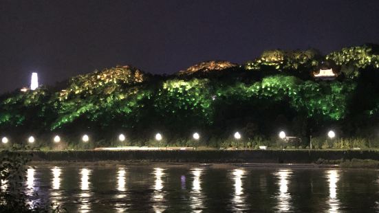 夜景下手机拍摄的白塔虽然不太清晰，但白塔的美景仍然令人兴奋不