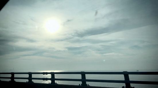 之前去舟山玩，经过跨海大桥，骑行在海上，很浪漫。真正的跨海大