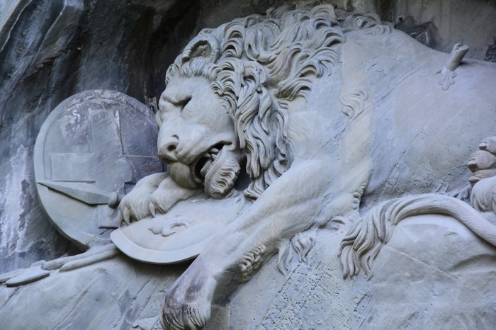 ルツェルン 瀬死のライオン像 評判 案内 トリップドットコム