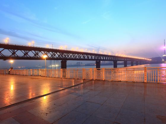 武漢長江大橋建成紀念碑