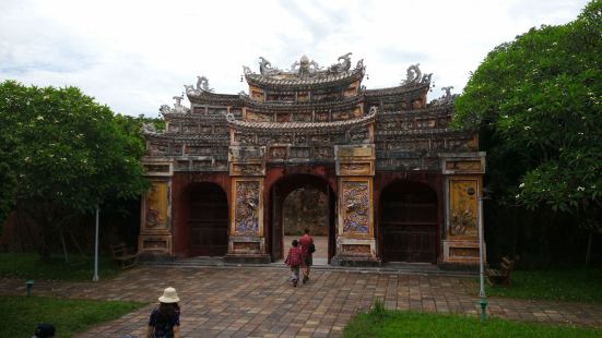 顺化皇宫可能连故宫的十分之一都没有吧,和阔气完全不搭边,能参