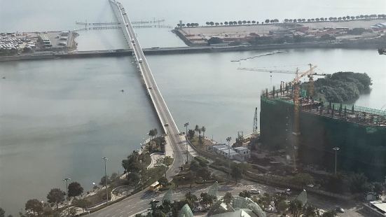 澳氹大桥位于澳门半岛和氹仔岛之间，是两个岛之间三座大桥中间的