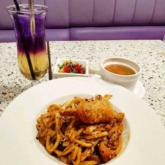紫白色為主素食餐廳