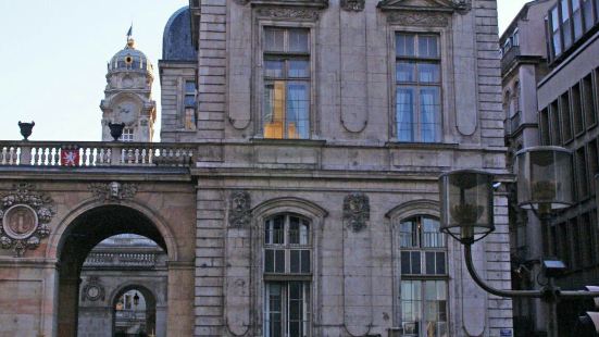 戛納市政廳是一座精緻的新古典主義建築，對面就是舊港，每扇窗戶