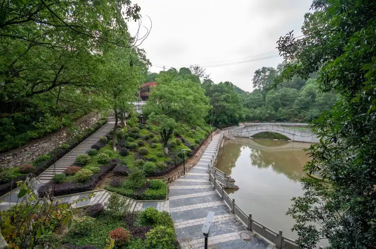 Hotels near Guiling Temple