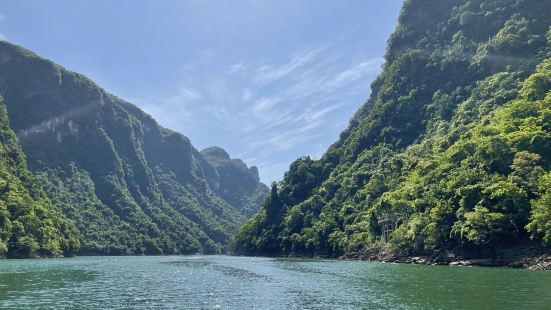 早晨倒影峡景色最美。乘船浏览最好的，江水清澈透明。