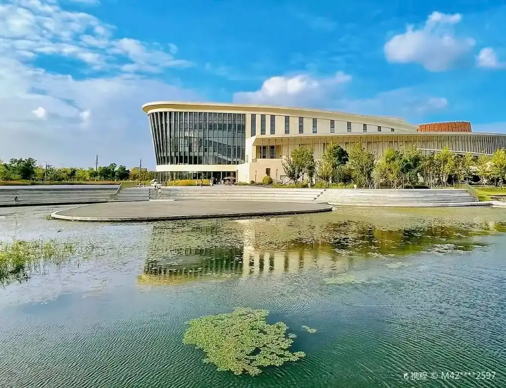 Hotels near Shanghai Jiukeshu Art Park