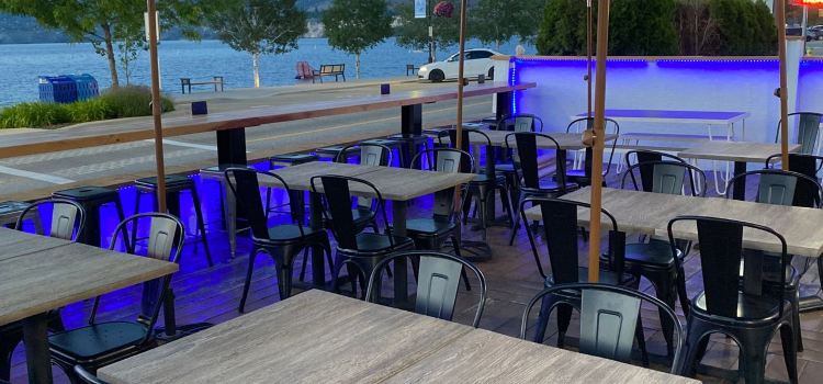 Socialē on Lake Shore