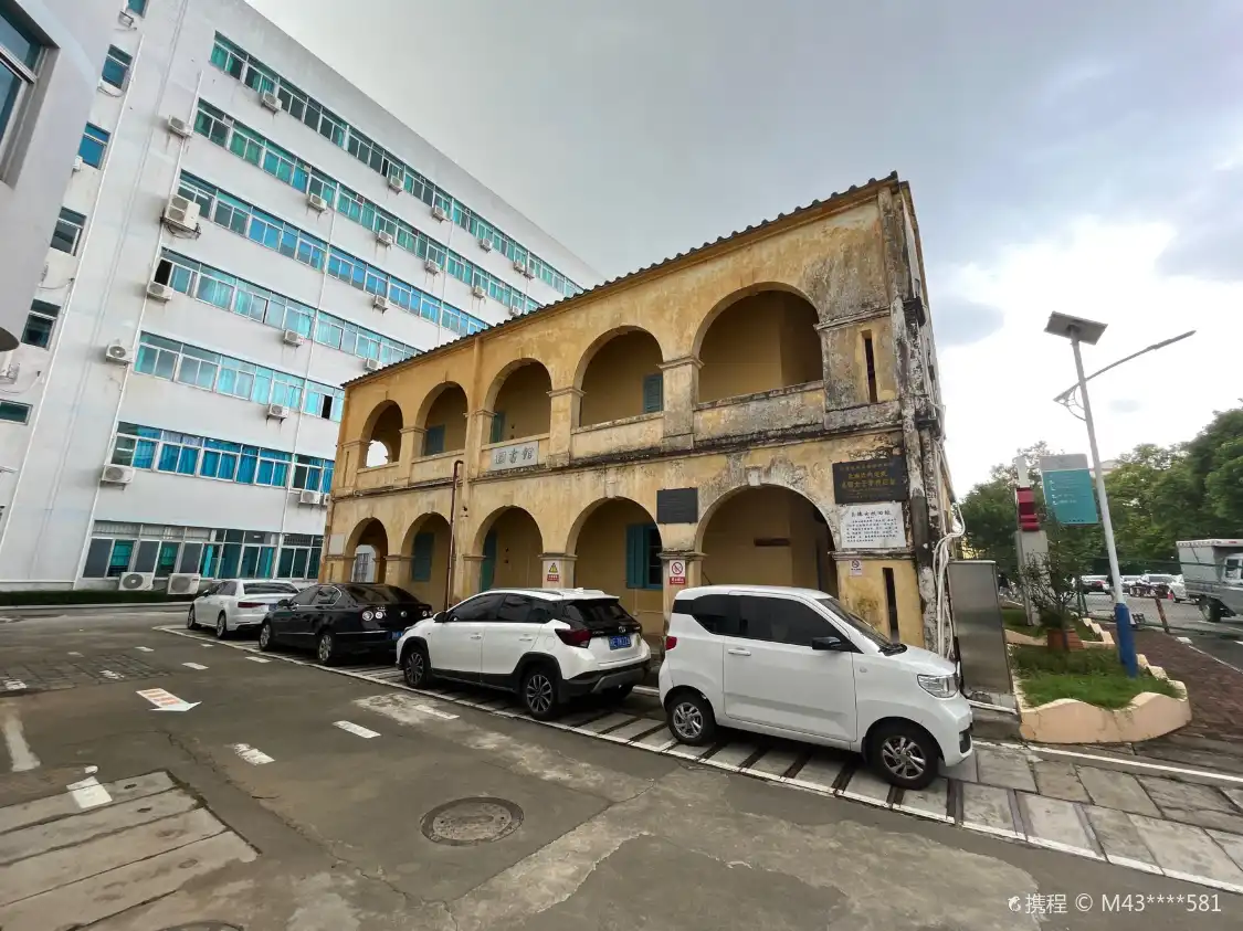 Hotels near Zhendenvxiao Site