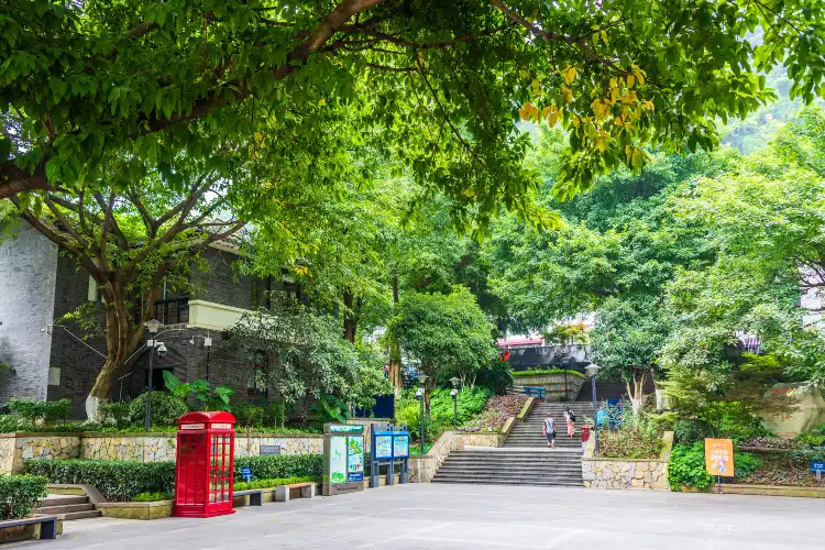 Hotels near Liziba Park