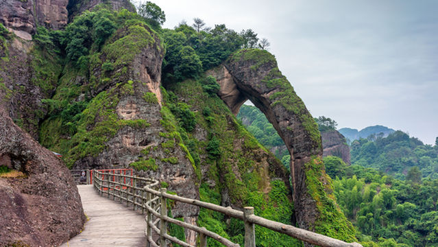 Longhu Mountain - High-Altitude Cliff Walk
