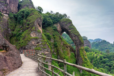 Longhu Mountain - High-Altitude Cliff Walk