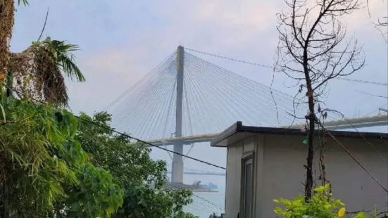 下車後，可看到汀九村石碑。沿著馬路走有不同的樓梯小巷，每一條