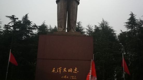 位于湖南，长沙，湘谭韶山冲，毛泽东主席故居附近的，毛泽东铜像