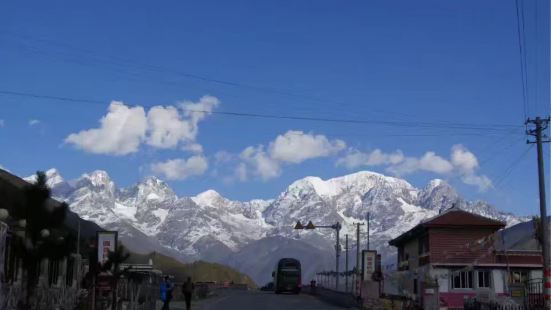 去的時候天氣狀況很好，玉嶺雪山位於青藏高原與四川盆地結合部，