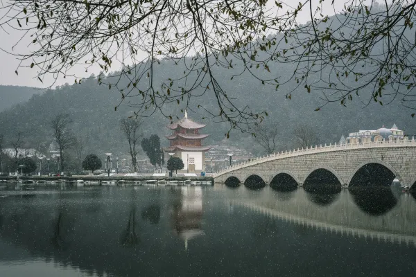 Zhaotong Qianxuan Hotel (Experimental Middle School)