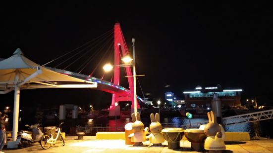 情人橋，位於淡水漁人碼頭的跨港大橋。約長196米，寬約5米，
