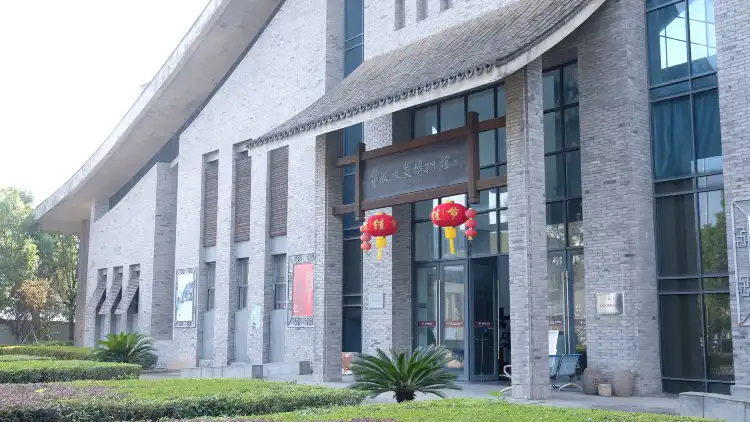 Hotels near Ningbo Garment Museum